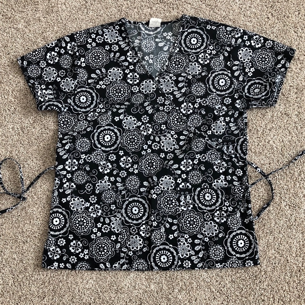 Women’s scrub top black white size Small